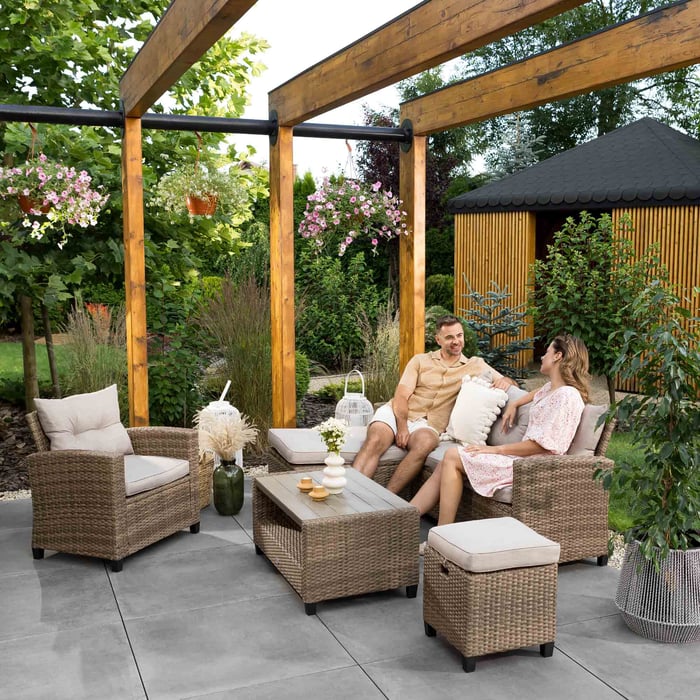 Konstrukcja mebli Dalmia łączy solidną stalową ramę i technorattanową plecionkę