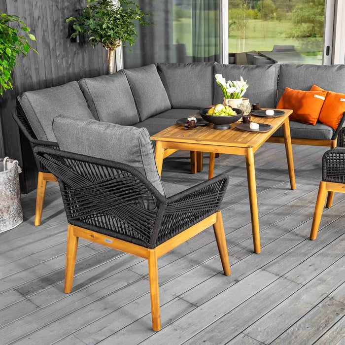 Komplet mebli do ogrodu Albenga to nie tylko solidna konstrukcja, ale także wyjątkowy komfort dzięki grubym i miękkim poduszkom