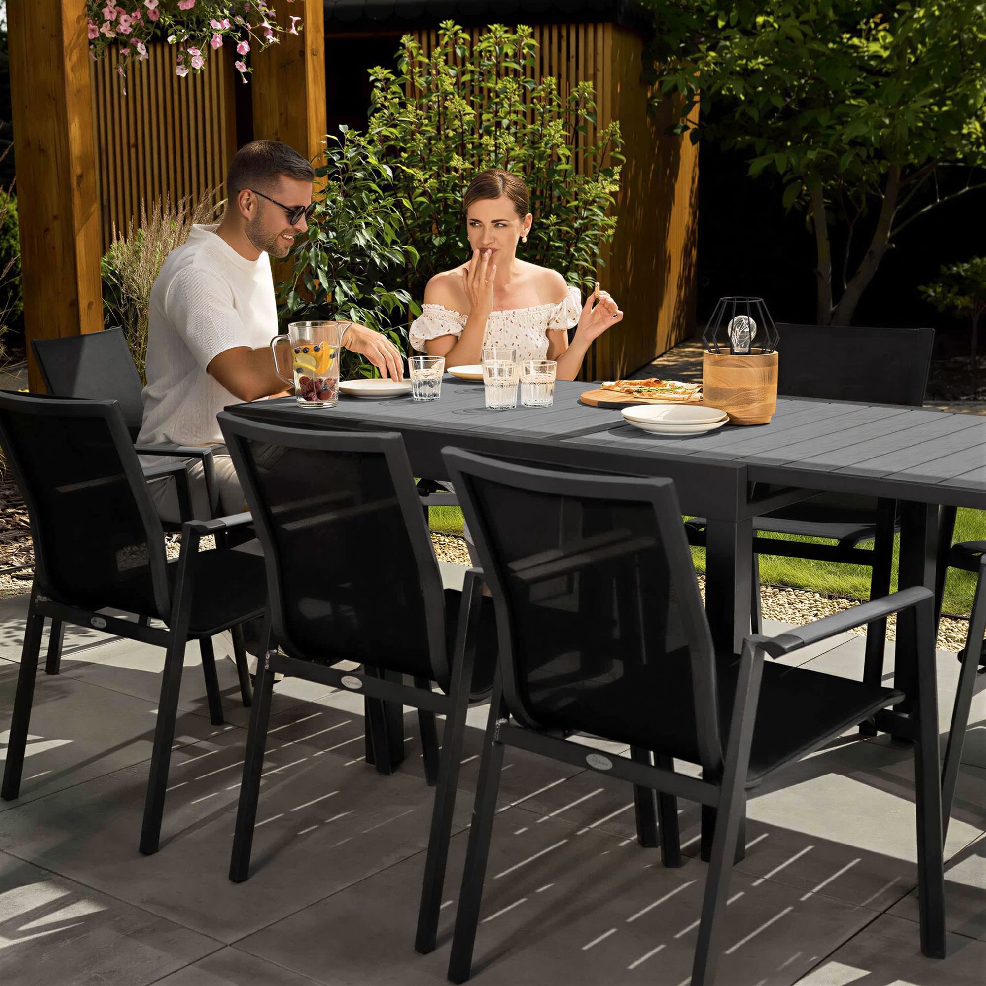 Siedzisko i oparcie w zestaw 6 krzeseł ogrodowych Buti szare są wykonane z wysokiej jakości tkaniny Textilene