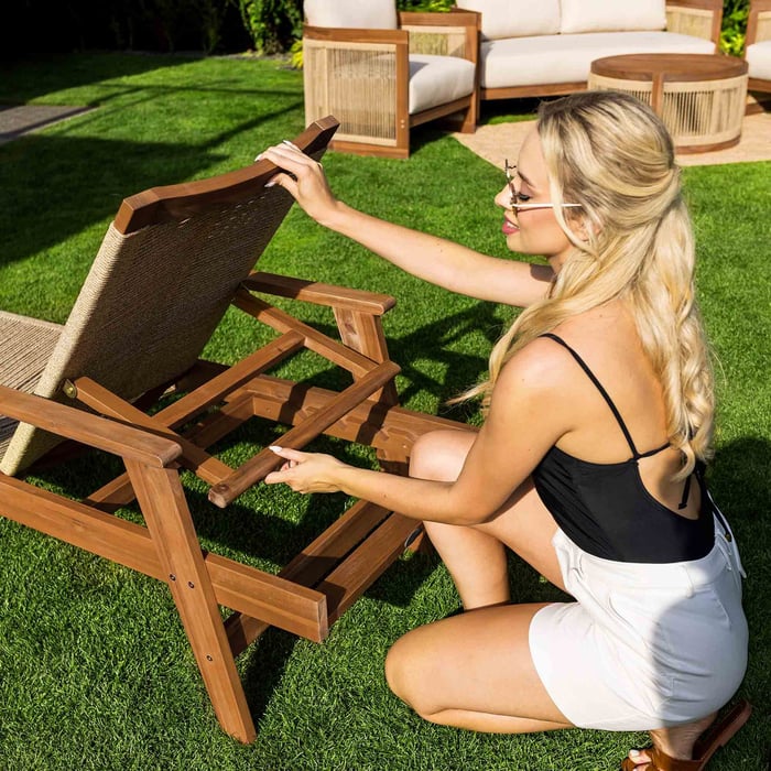 Leżak ogrodowy Alege to mebel stworzony z myślą o wielofunkcyjnym wypoczynku. Dzięki systemowi 3-stopniowej regulacji oparcia