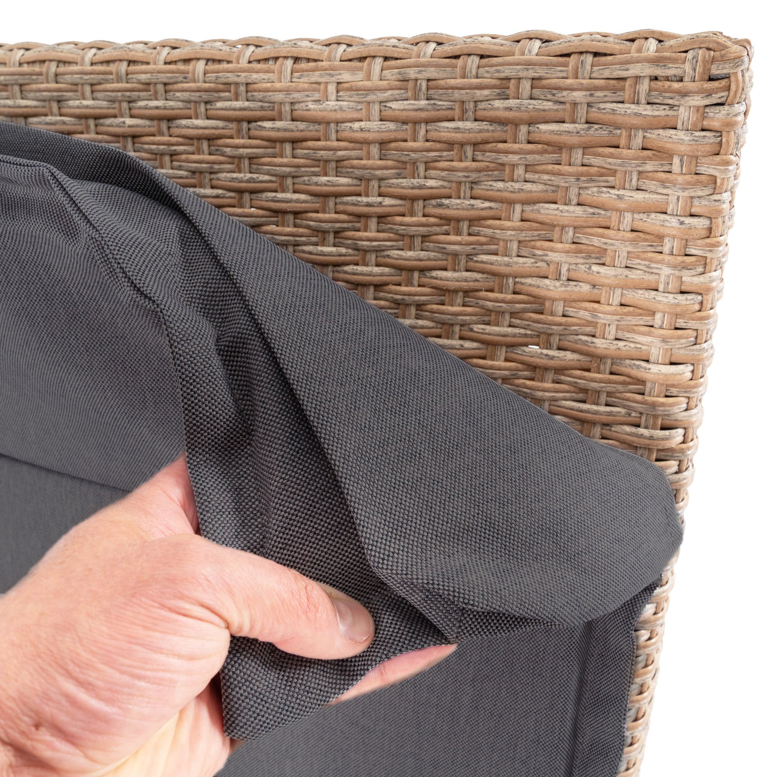 W trosce o Twój komfort leżak ogrodowy Ciampino beżowy wyposażony został w dużą, miękką poduszkę o grubości 4 cm