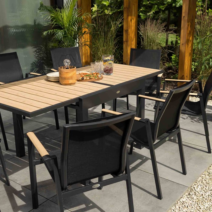 Krzesła z kompletu Pejo posiadają praktyczną funkcję sztaplowania