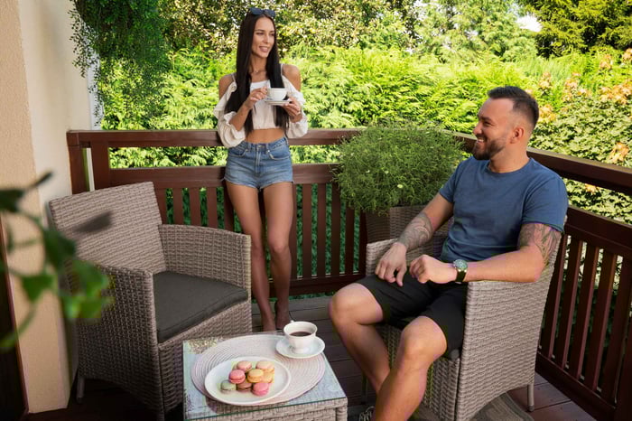 Połączenie stalowej ramy z technorattanową plecionką sprawia, że konstrukcja mebli Siena szara jest wytrzymała i stabilna, a jednocześnie lekka