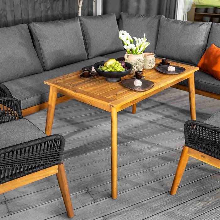 Zestaw mebli ogrodowych Albenga to nie tylko wygodne sofy i fotele, ale także przestronny stół