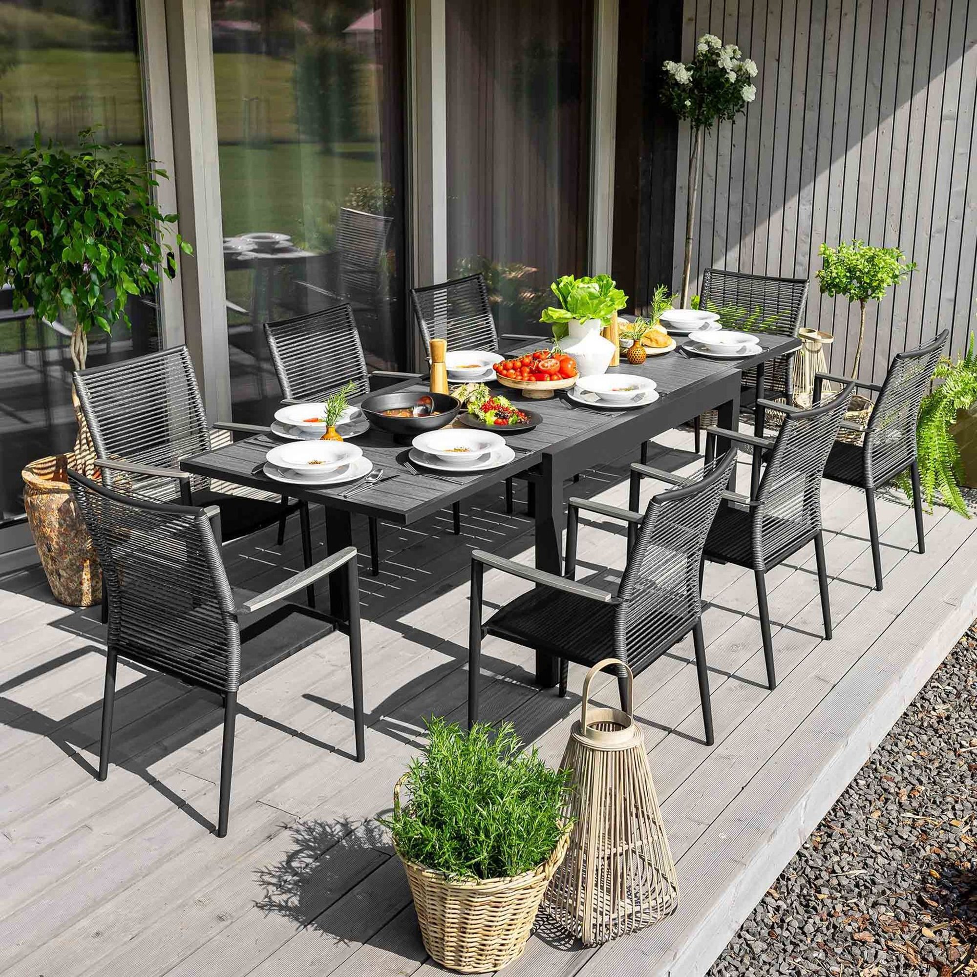 Ústredným bodom súpravy záhradného nábytku Gavo 8+1 je robustný skladací stôl s rozmermi 135/270 × 74 cm