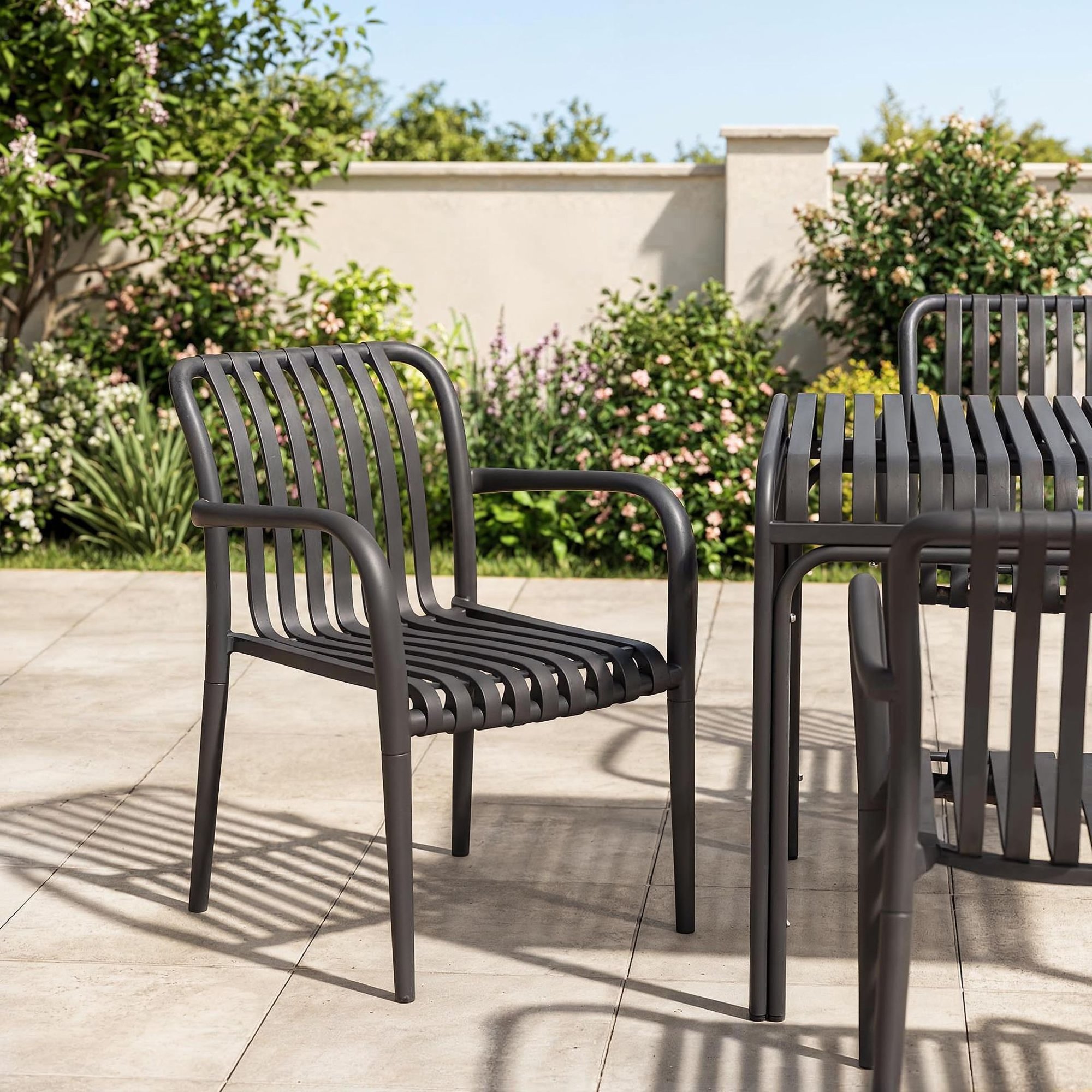 Kreslá Carisi boli navrhnuté s dôrazom na jednoduché skladovanie a každodenné používanie.