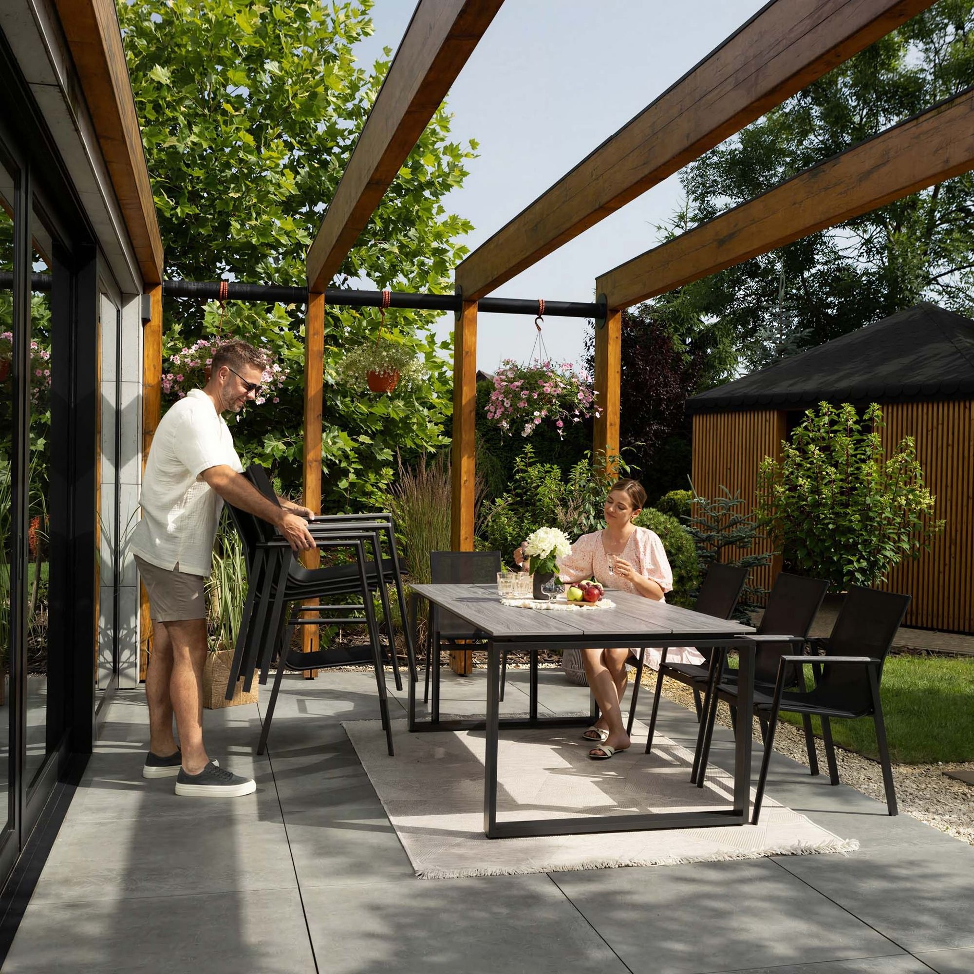 Stoličky sú navrhnuté tak, aby ich tvar umožňoval stohovanie