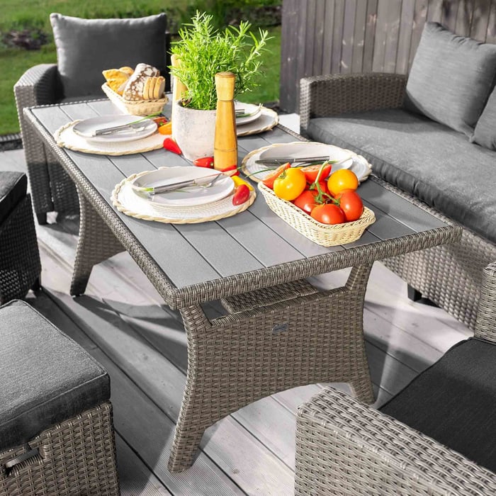 Priestranný jedálenský stôl, ideálny na grilovanie a rodinné večere. 