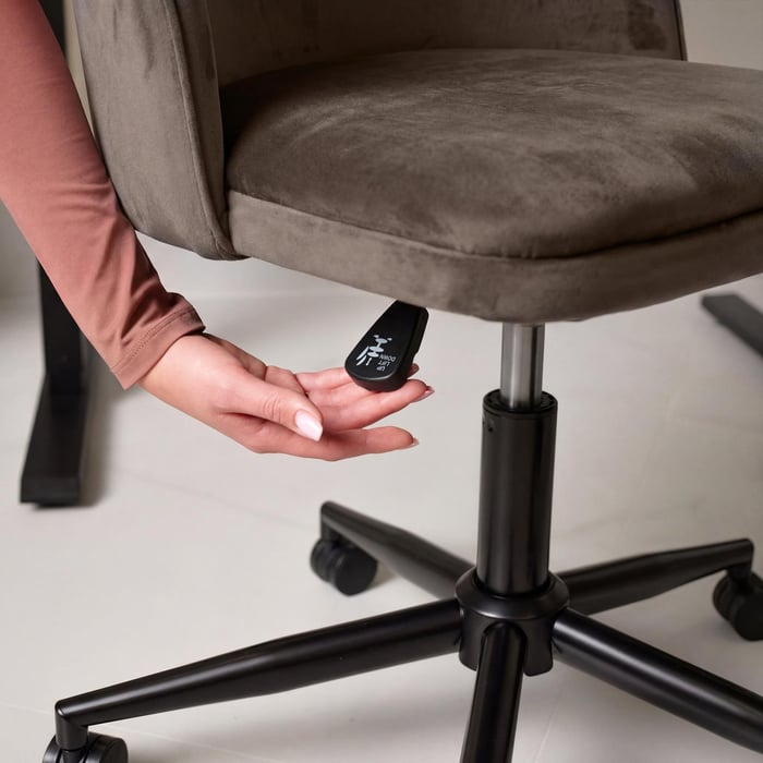 Istota pohybu sa začína pri základni: kovová čierna matná báza s priemerom 320 mm 