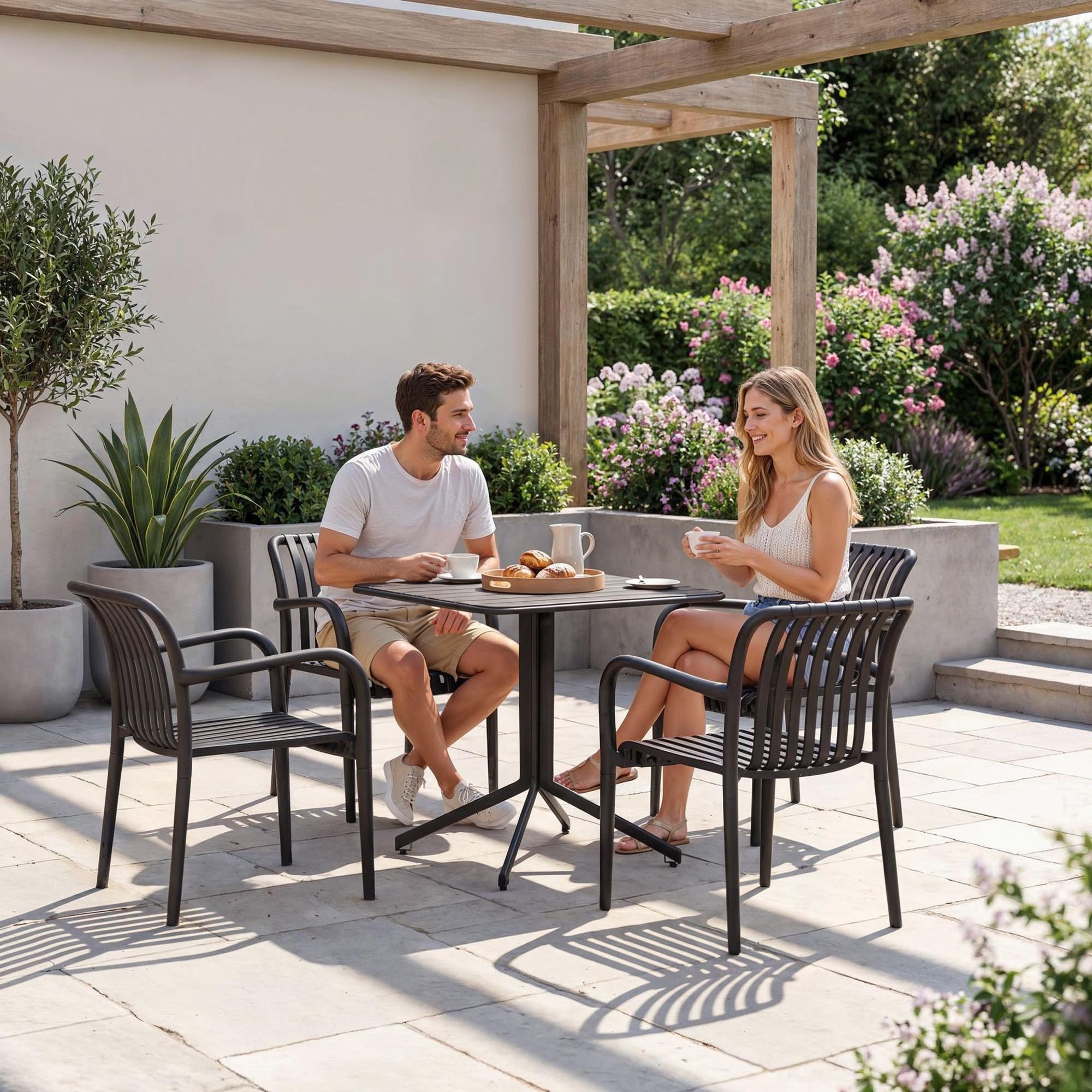 Kovový záhradný stolík Miria je celý vyrobený z kvalitného kovu