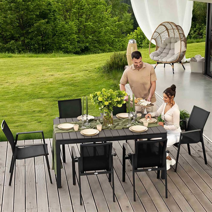 Priestranný jedálenský stôl s praktickou rozkladacou