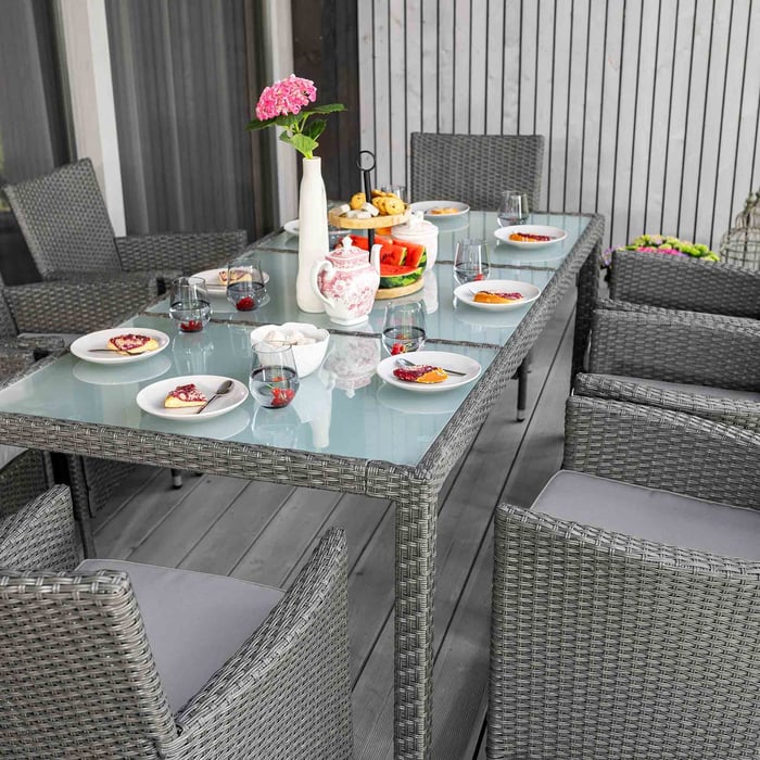 Veľký stôl bude ideálny na sezónne grilovanie a stretnutia s rodinou a priateľmi.