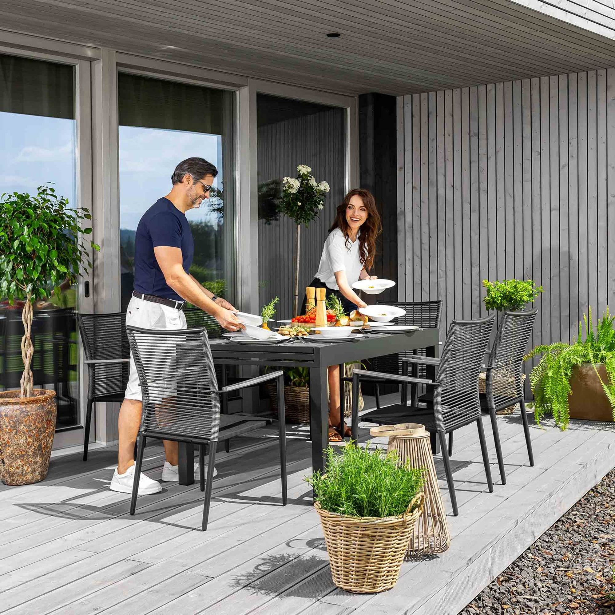 Súprava obsahuje šesť elegantných stoličiek, ktoré spájajú štýlový dizajn s pohodlím. 