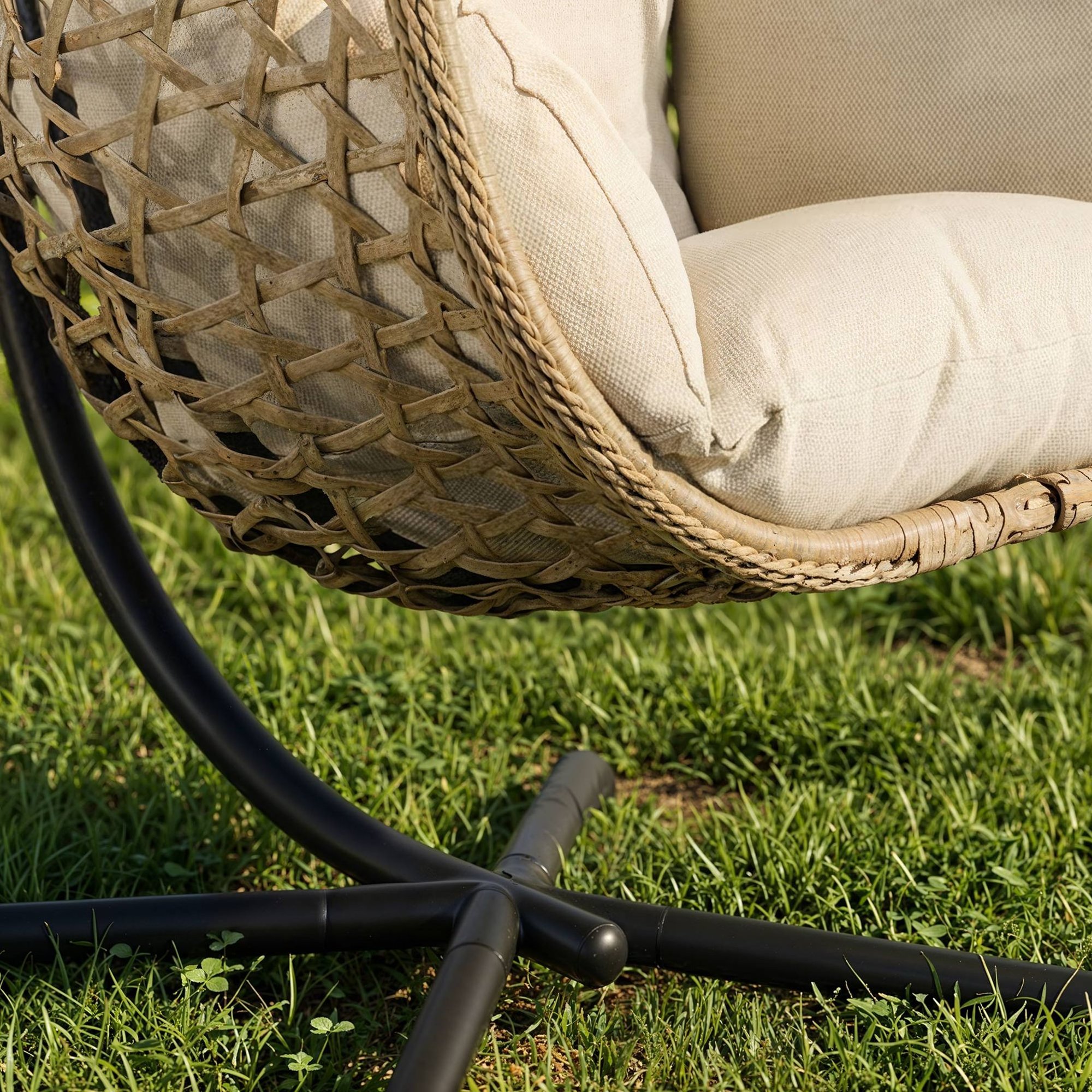 Sedadlo je vyrobené z odolného umelého ratanu a lana Olefin