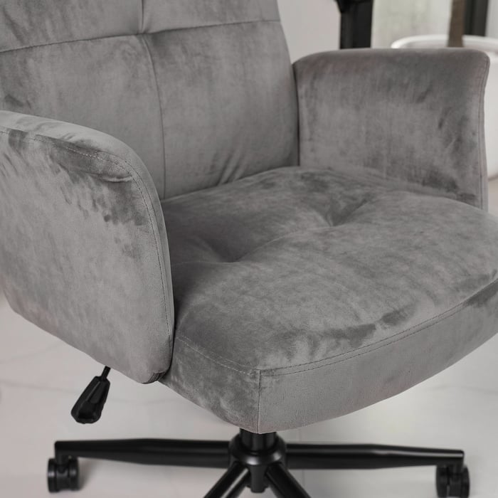 Všimnite si na dotyk príjemný, tmavošedý velúr, ktorý dodáva interiéru elegantný 