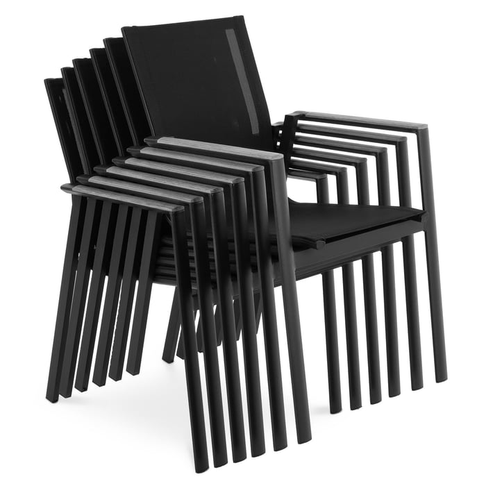 Stoličky v sade Pejo sú navrhnuté tak, aby ich tvar umožňoval stohovanie