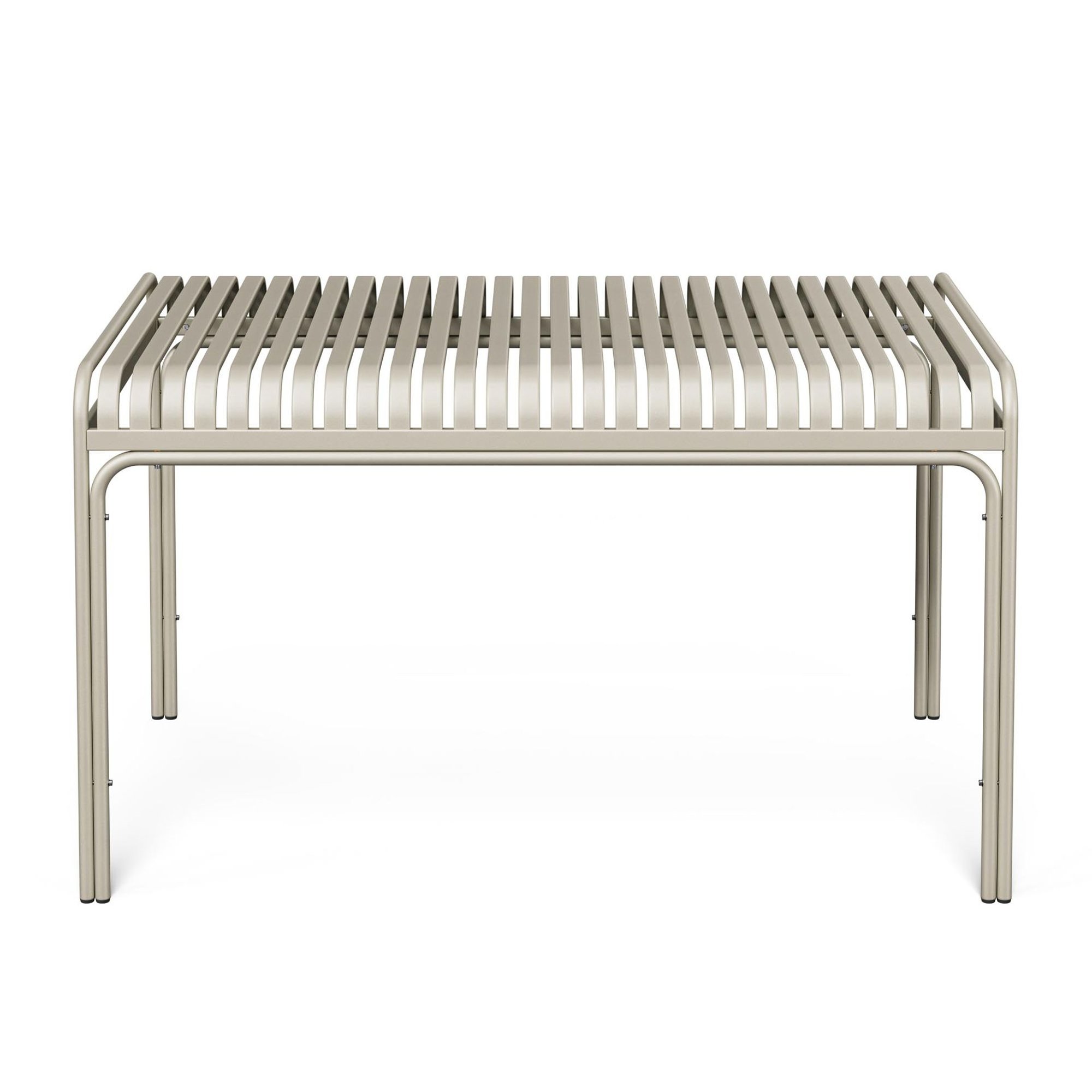 Pevný kovový stôl bol navrhnutý na intenzívne vonkajšie používanie. 