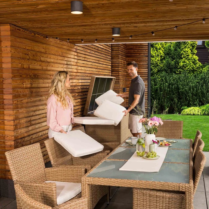 Každé kreslo v zostave záhradného nábytku Verona je vybavené mäkkým 6 cm hrubým vankúšom umiestneným na sedadle.