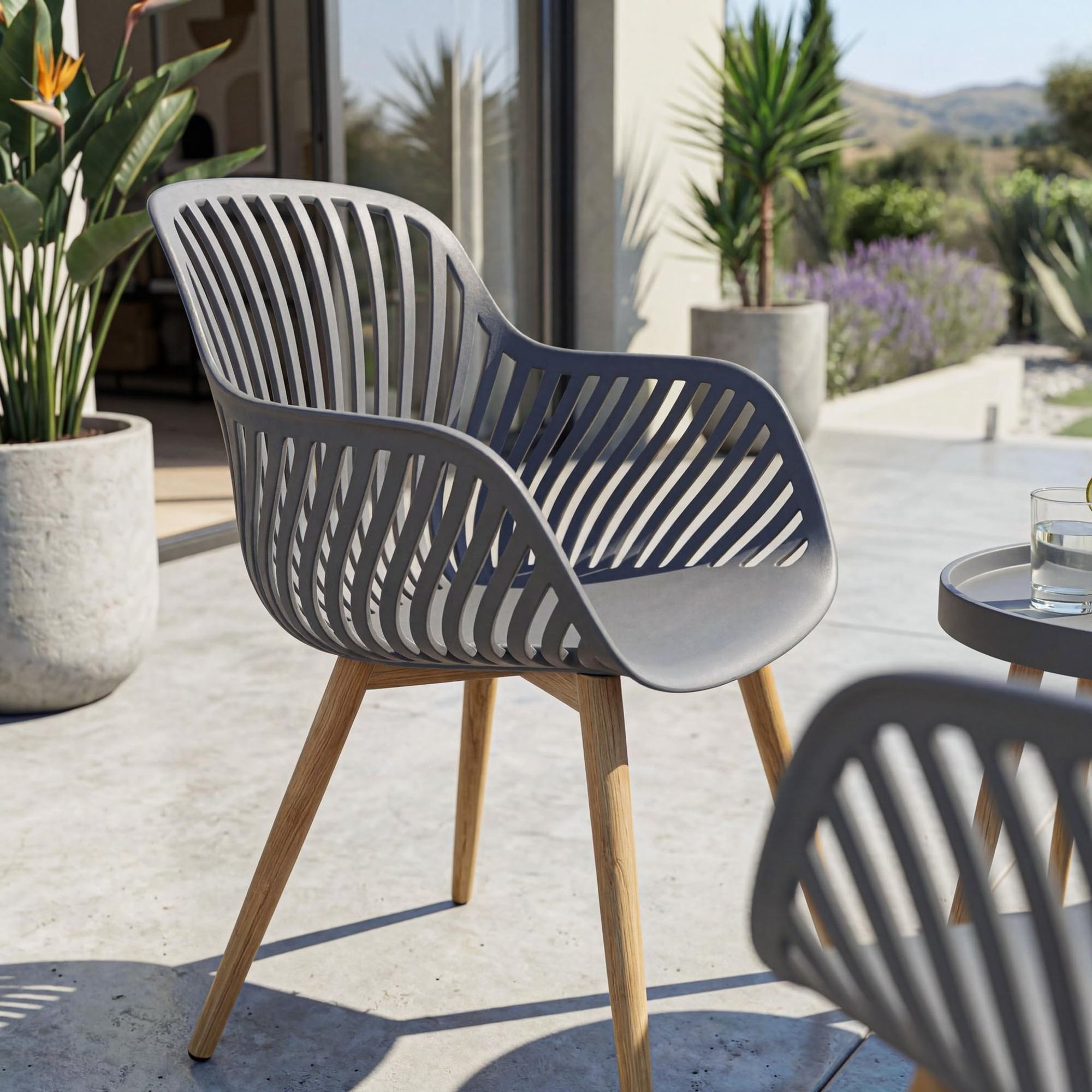 Vyberte si kovový záhradný nábytok, ktorý zaujme perforovaným minimalizmom a vizuálnou ľahkosťou.