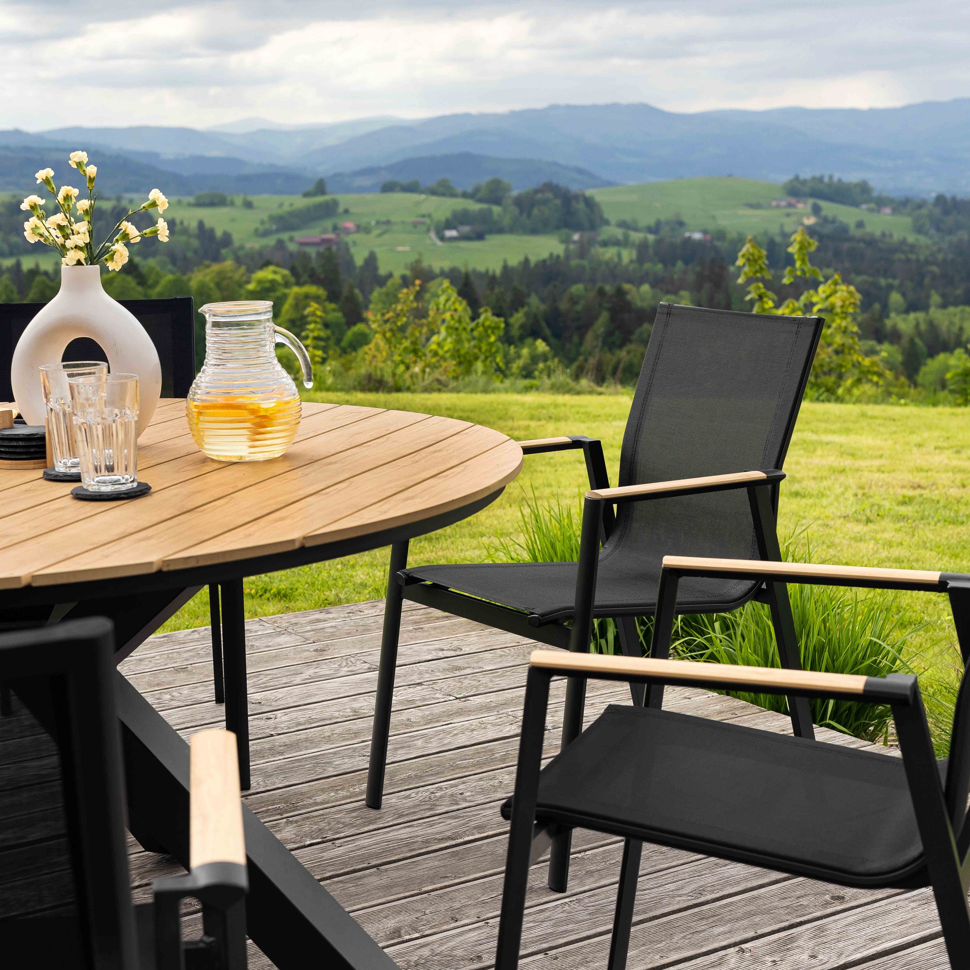 Stoličky v sete Ozzano zaisťujú pohodlnú relaxáciu vďaka