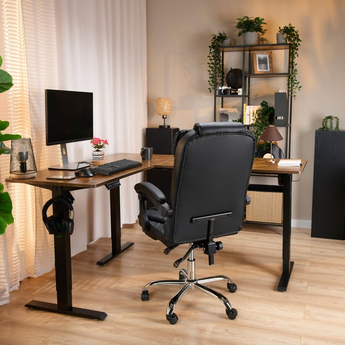 Pracovná plocha s hĺbkou 60 cm ponúka dostatok priestoru pre techniku