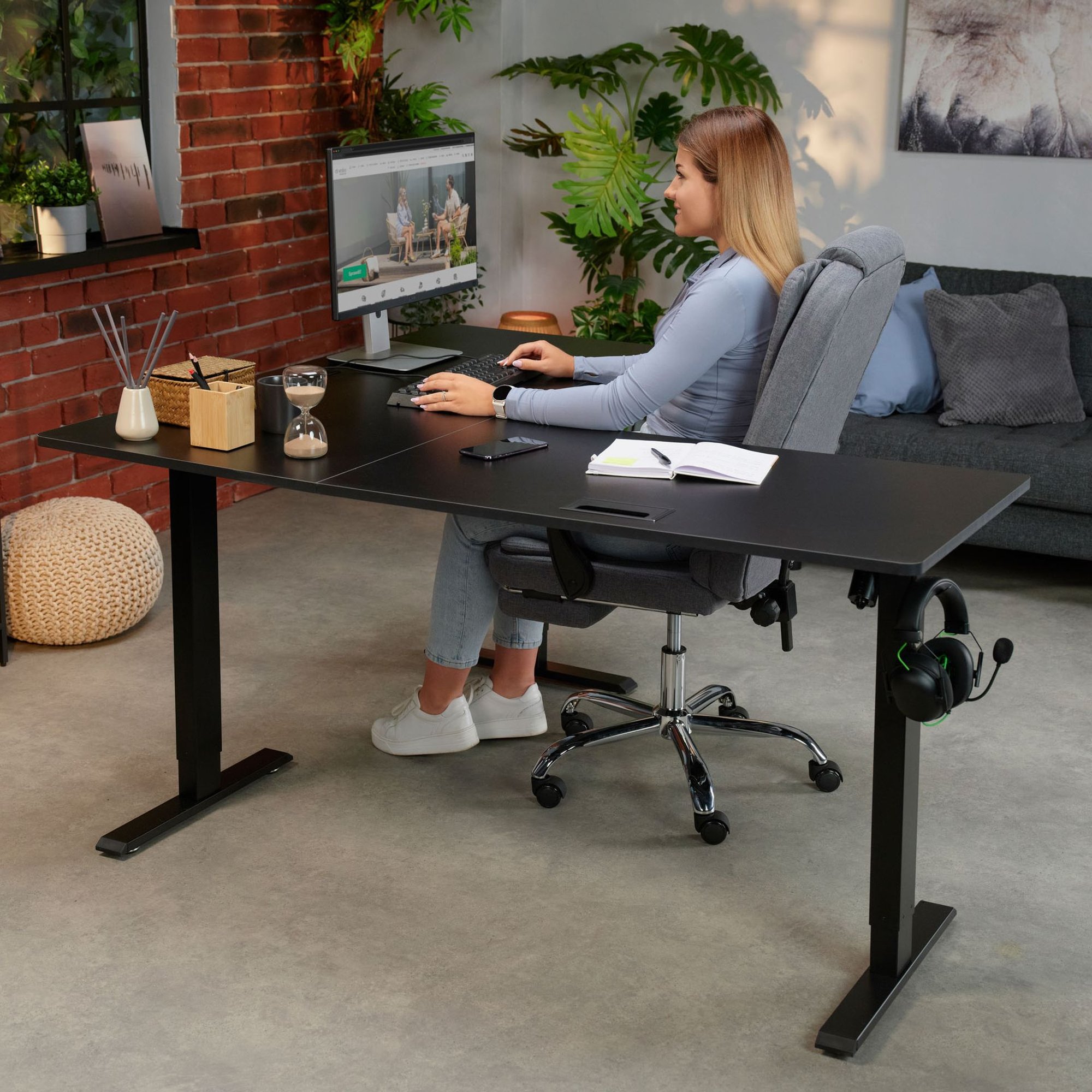 Pracovná plocha s hĺbkou 60 cm ponúka dostatok priestoru pre techniku, dokumenty 