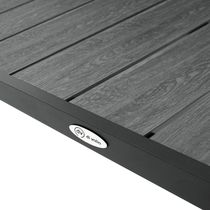 Štvorcová stolová doska Pesaro je vyrobená z moderného materiálu polywood