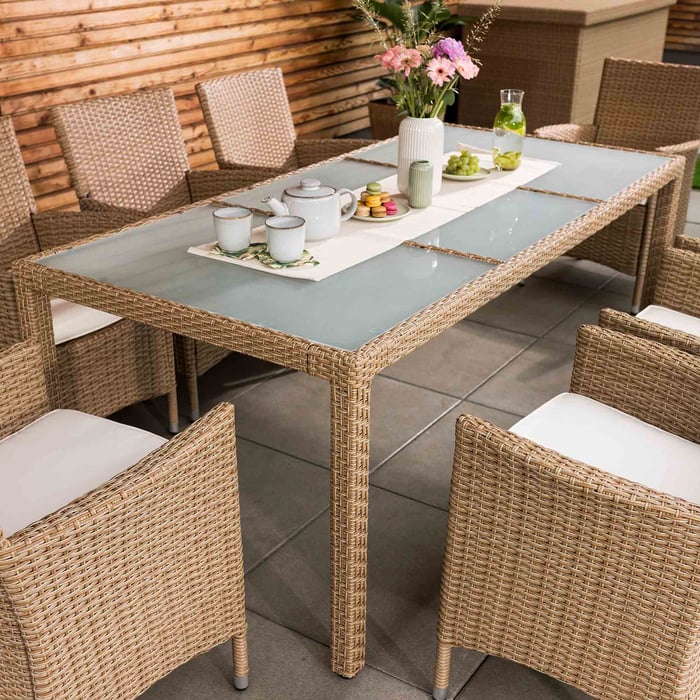 Veľký stôl bude ideálny na sezónne grilovanie a stretnutia s rodinou a priateľmi.