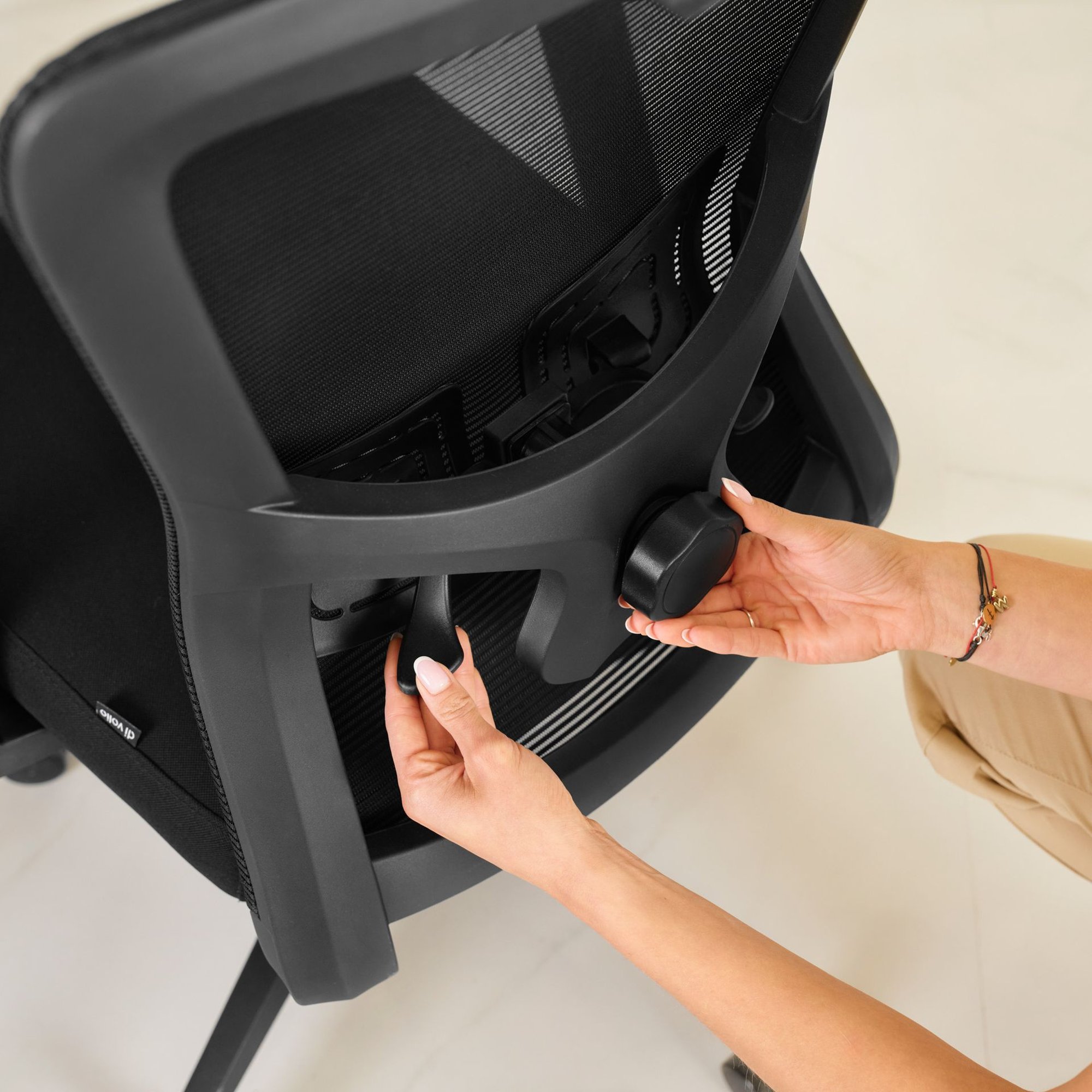 Jedným z kľúčových prvkov ergonómie kresla Piozano je pokročilá bedrová opora.