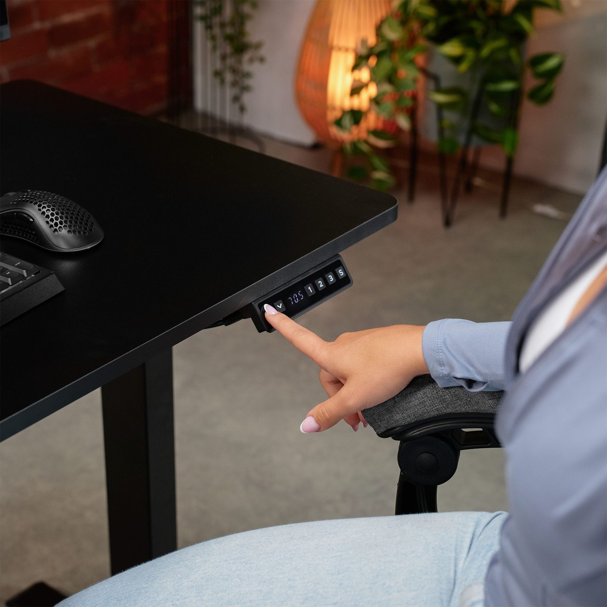 Nastaviteľná výška dosky v rozsahu od 70,5 do 113 cm je kľúčovým prvkom moderného ergonomického stola