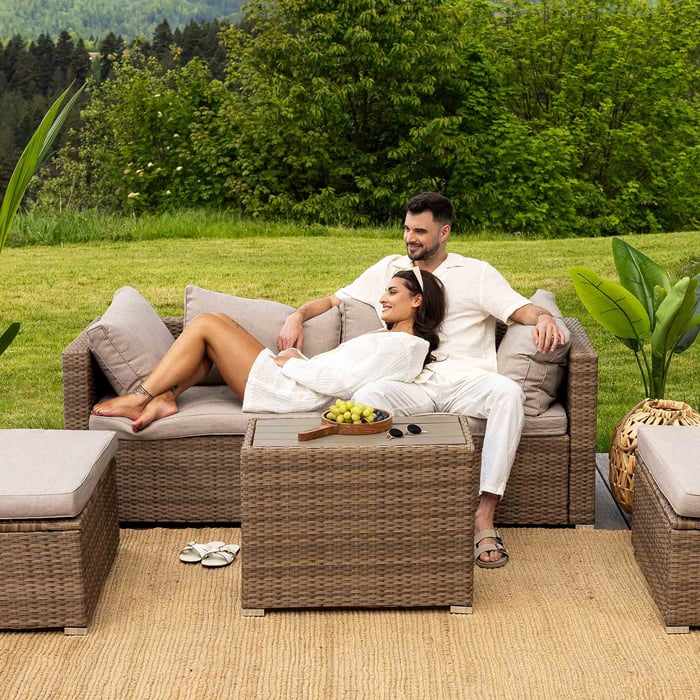 Úhľadný kávovy stolík je dokonalým doplnkom k relaxačnej súprave záhradného nábytku.