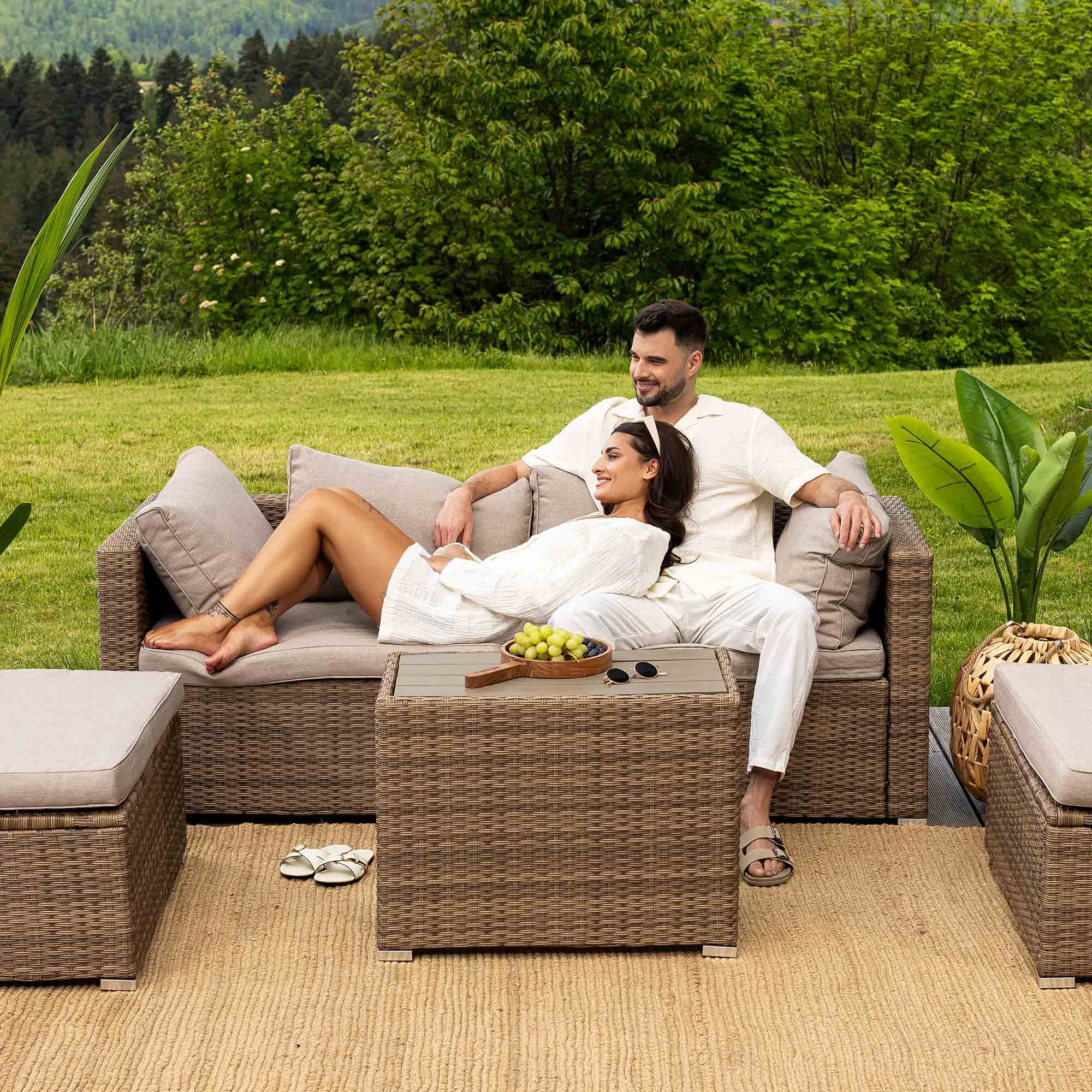 Úhľadný kávovy stolík je dokonalým doplnkom k relaxačnej súprave záhradného nábytku.