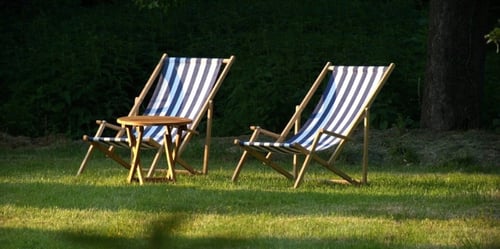 Drevené alebo plastové lehátko? Ktoré je lepšie?