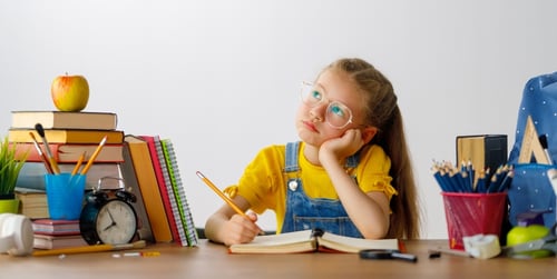 Písací stôl pre prváka. Ako vybrať písací stôl a stoličku pre školáka