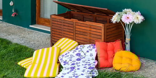 Textilné doplnky na balkón a terasu: Ako sa starať o balkónové vankúše, deky a plédy