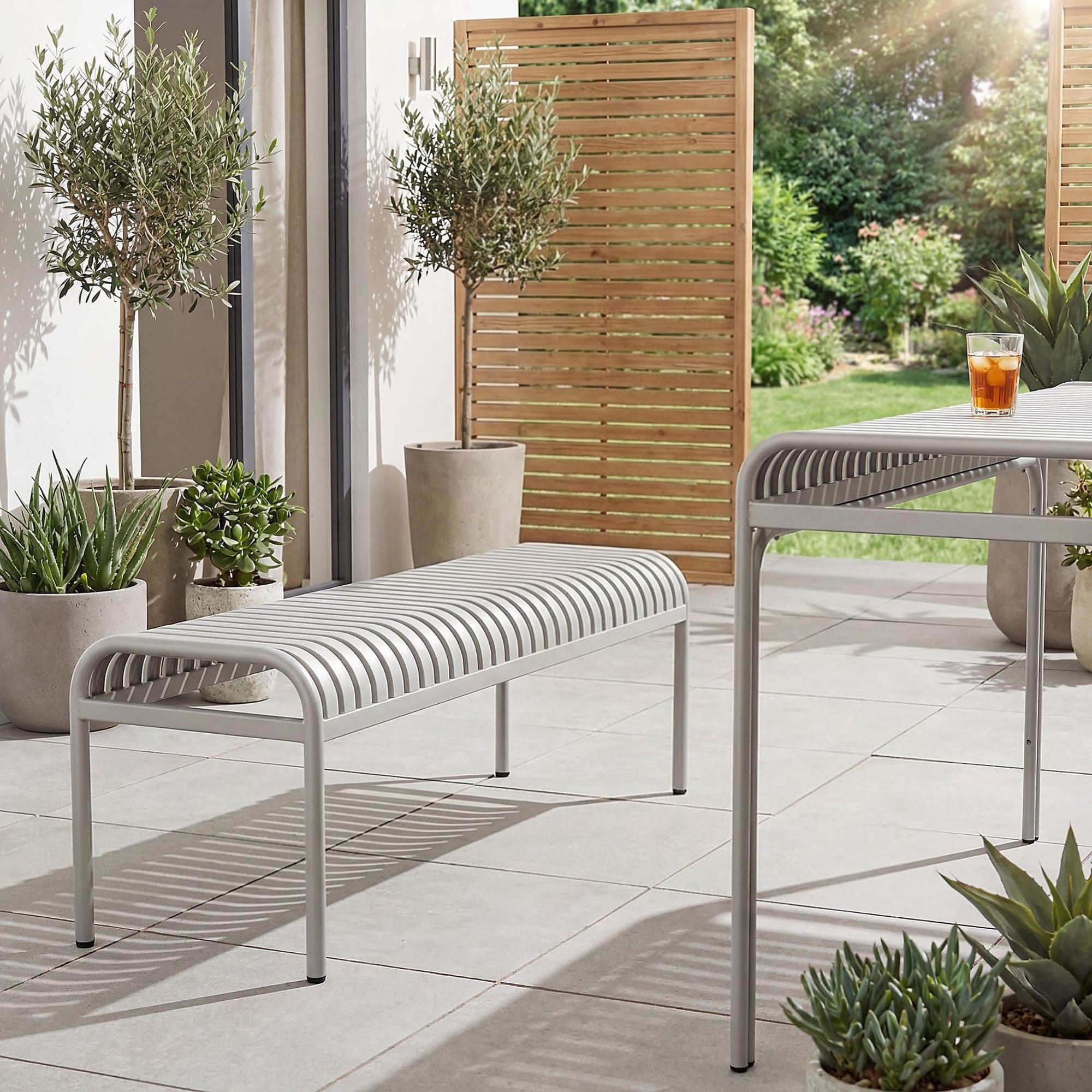 Táto kovová záhradná lavička prináša svieži, moderný charakter na terasu, balkón alebo do záhradnej aleje.