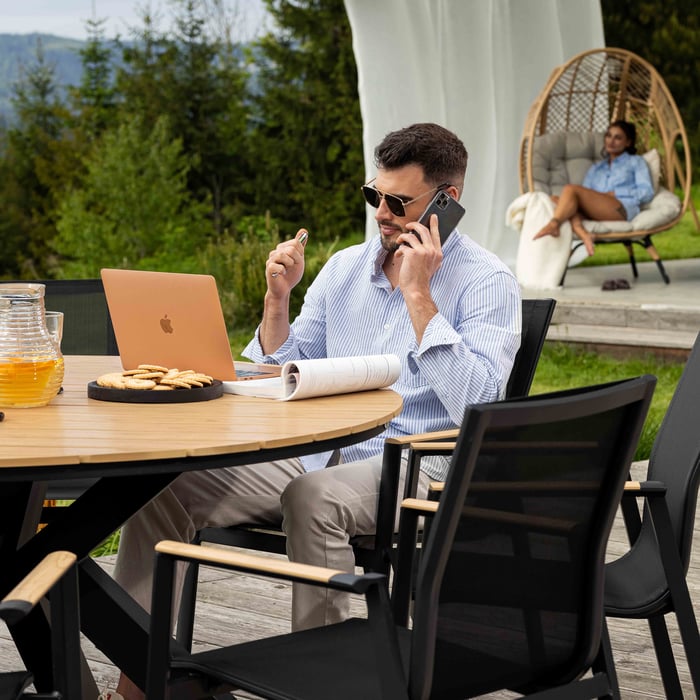 Stoličky  v sete Ozzano zaisťujú pohodlnú relaxáciu vďaka ergonomickému tvaru a použitiu starostlivo vybraných materiálov.