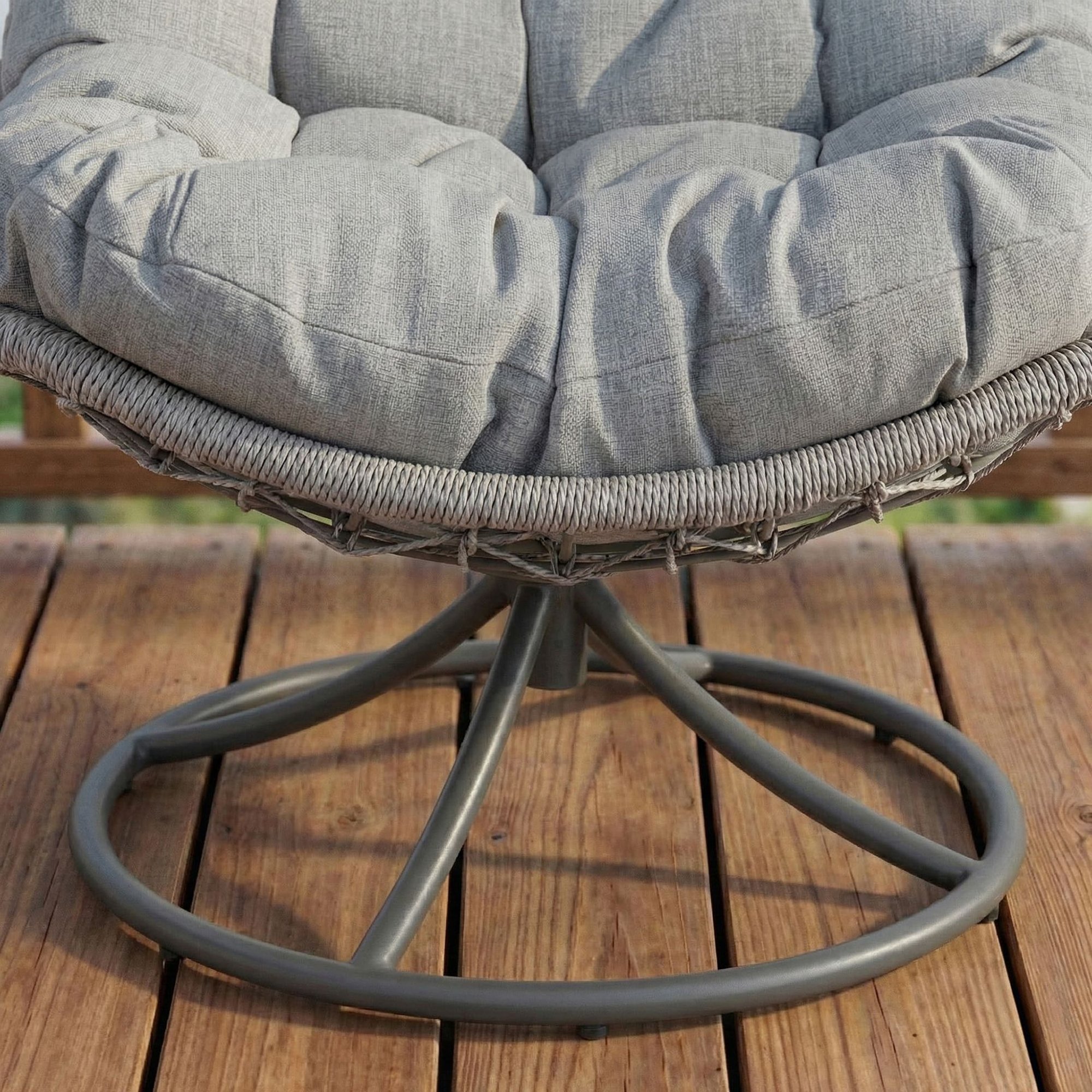 Súčasťou balenia je šedý veľký mäkký vankúš s hrúbkou 15 cm