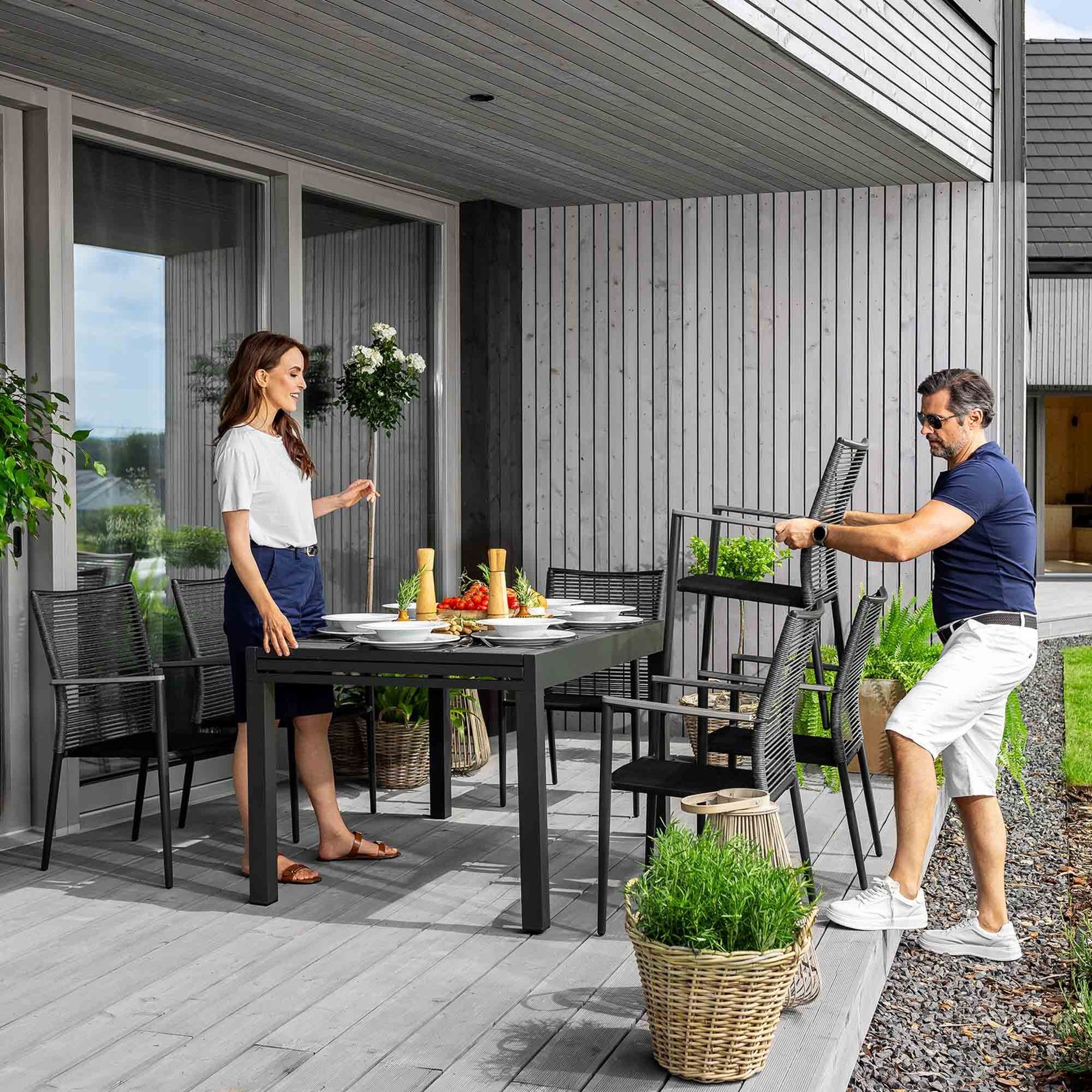 Súprava záhradného nábytku Gavo 8+1 je navrhnutá tak, aby sa maximálne uľahčilo jej používanie a skladovanie.