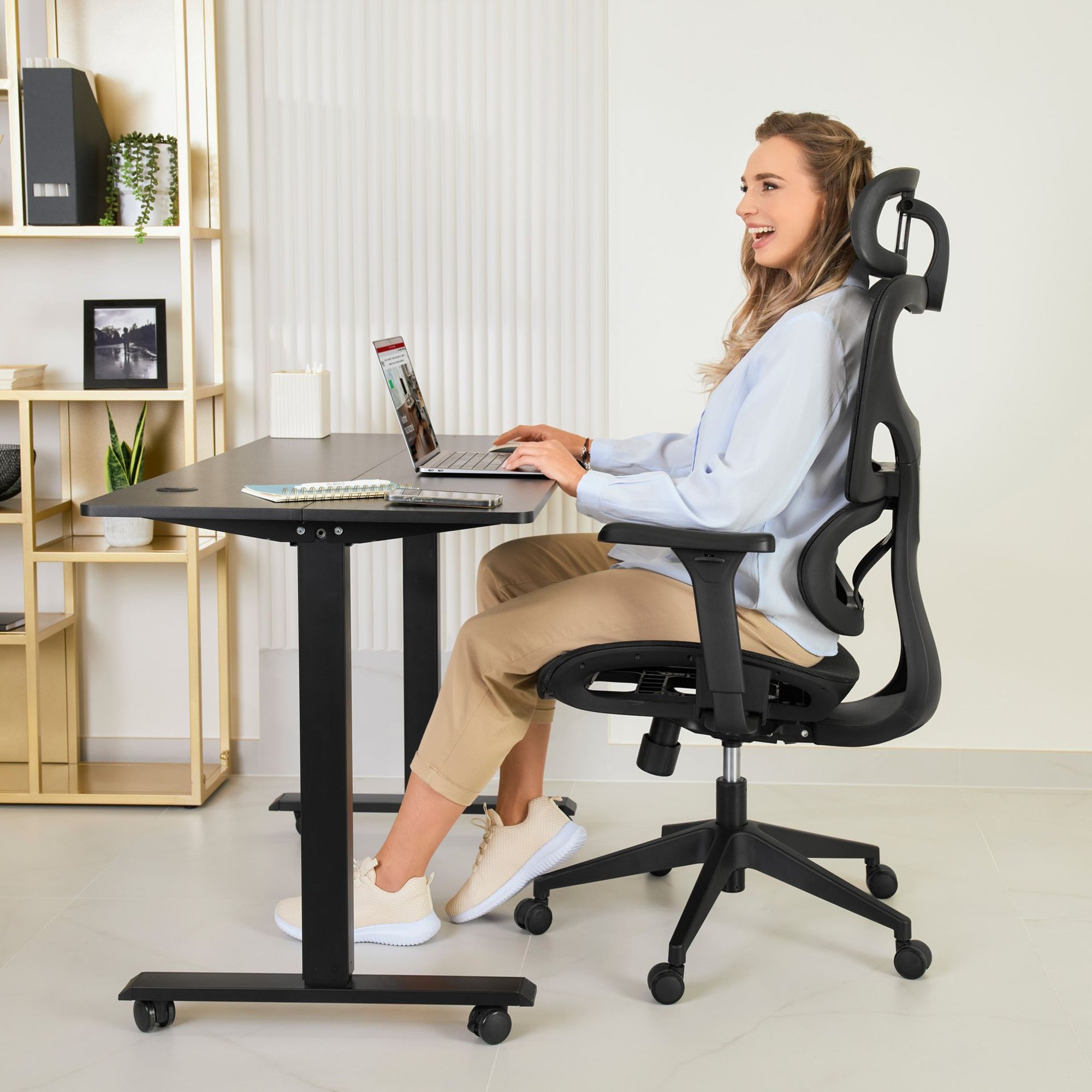 Kancelárska stolička Vataro je postavená na robustnom čiernom ráme a vybavená vysokým 