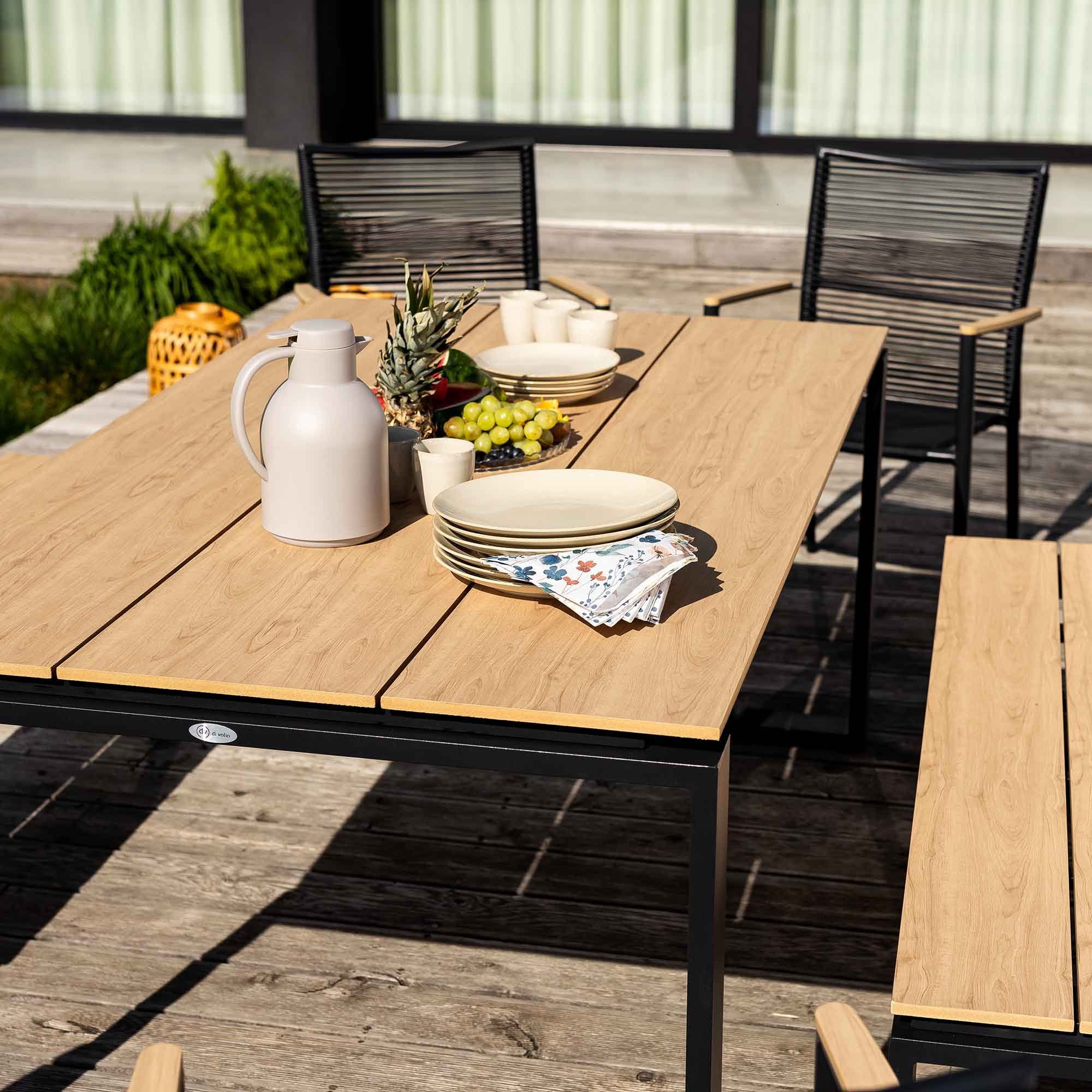 Zostava záhradného nábytku Zerba obsahuje dve lavičky a štyri stoličky