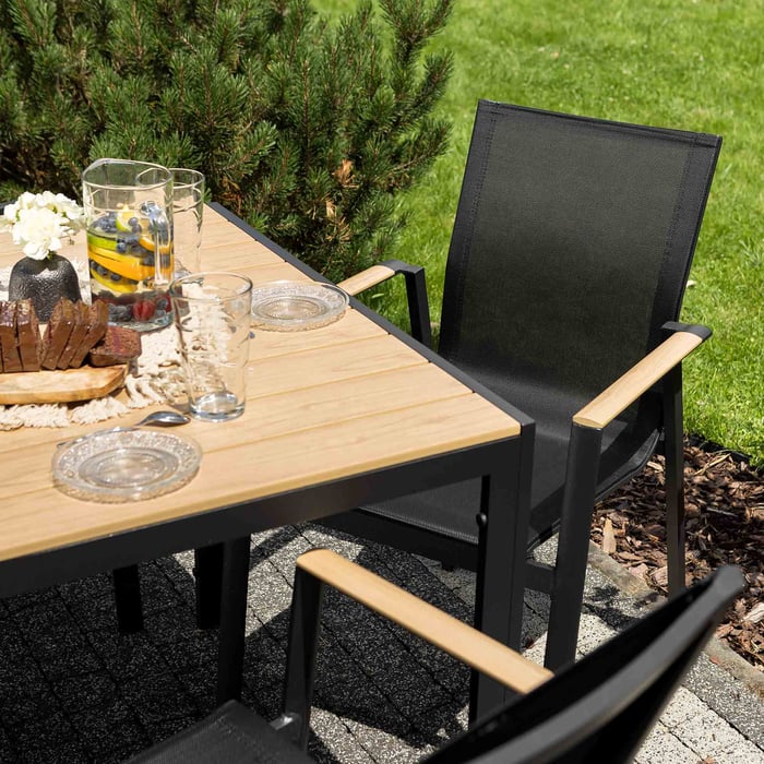 Stoličky v sade Cremo zaisťujú pohodlnú relaxáciu vďaka ergonomickému tvaru