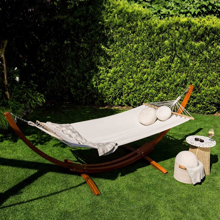 Rám záhradnej hojdacej siete Trevia je vyrobený z kvalitného smrekovcového dreva 