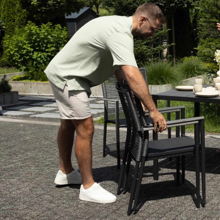 Stoličky v sade Arpino sú navrhnuté tak, aby ich tvar umožňoval stohovanie, teda položenie jednej stoličky na druhú. 