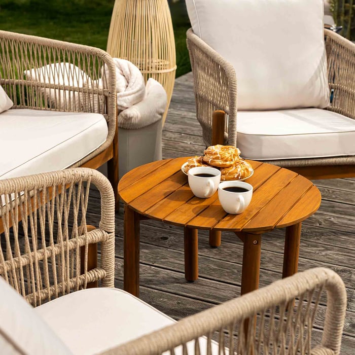 Sedacia súprava a kreslá Deli sú vybavené pohodlnými hrubými vankúšmi na sedadlách a operadlách. 