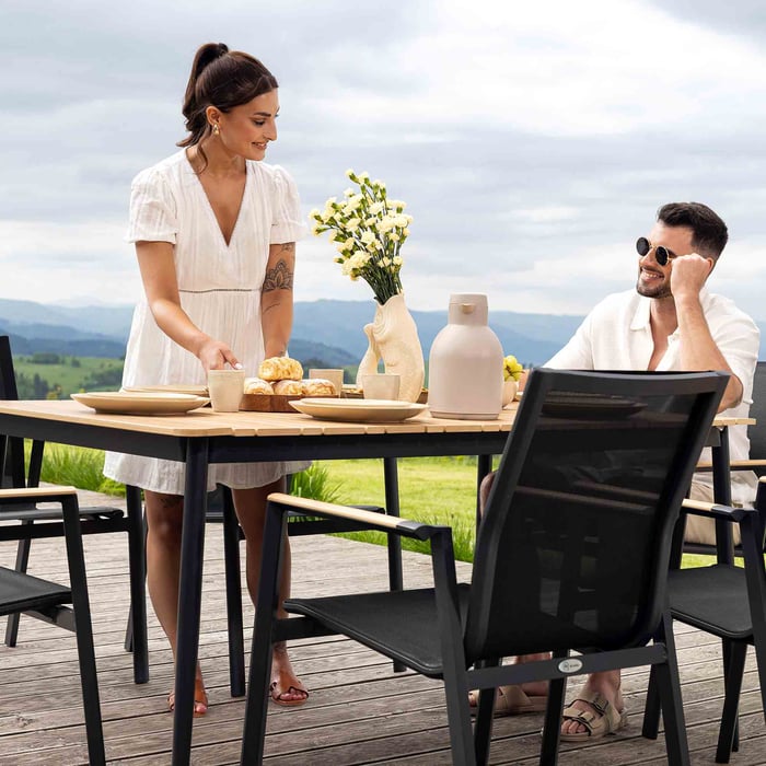 Stoličky v sade Brivio  zaisťujú pohodlnú relaxáciu vďaka ergonomickému tvaru a použitiu starostlivo vybraných materiálov.