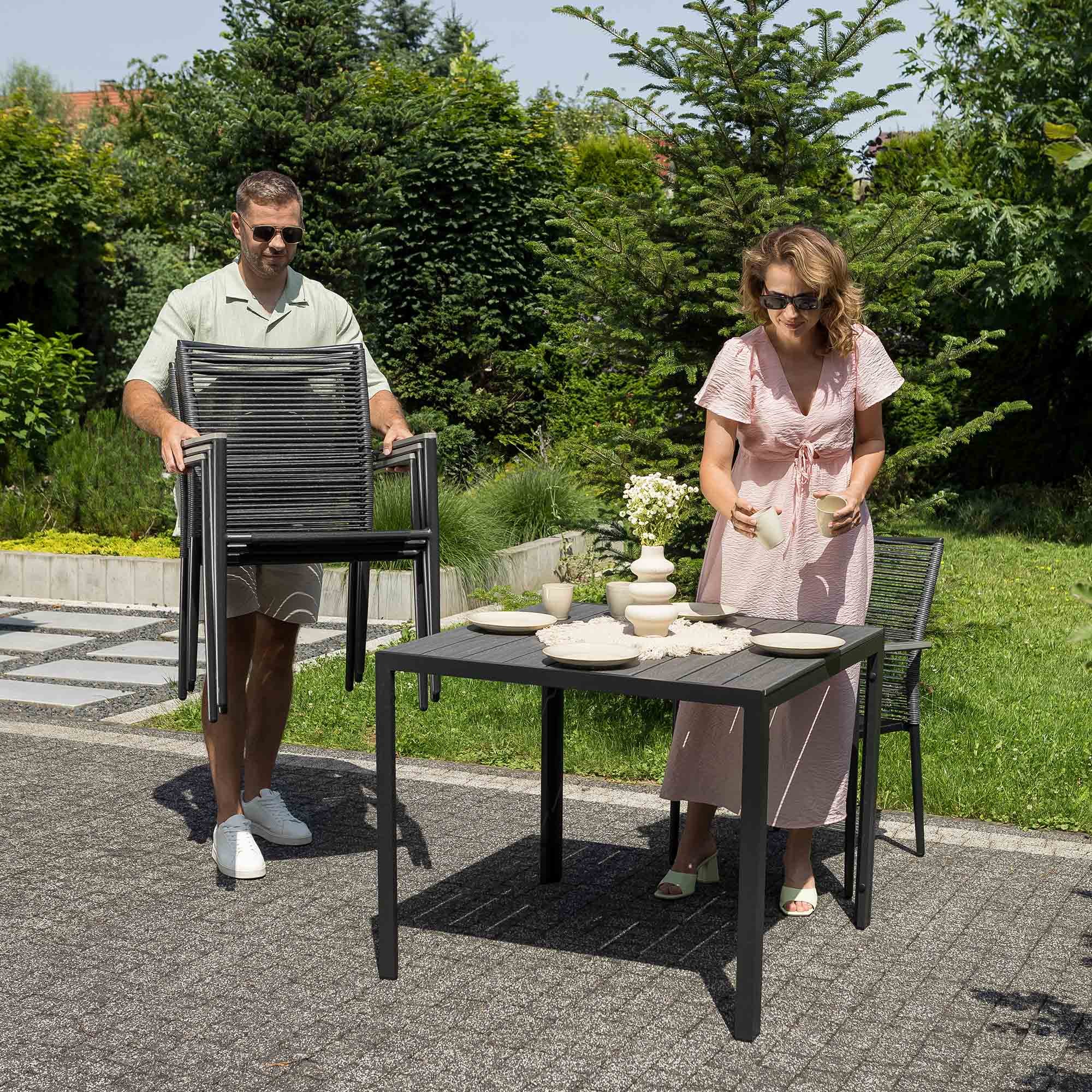 Stoličky v sade Carinero sú navrhnuté tak, aby ich tvar