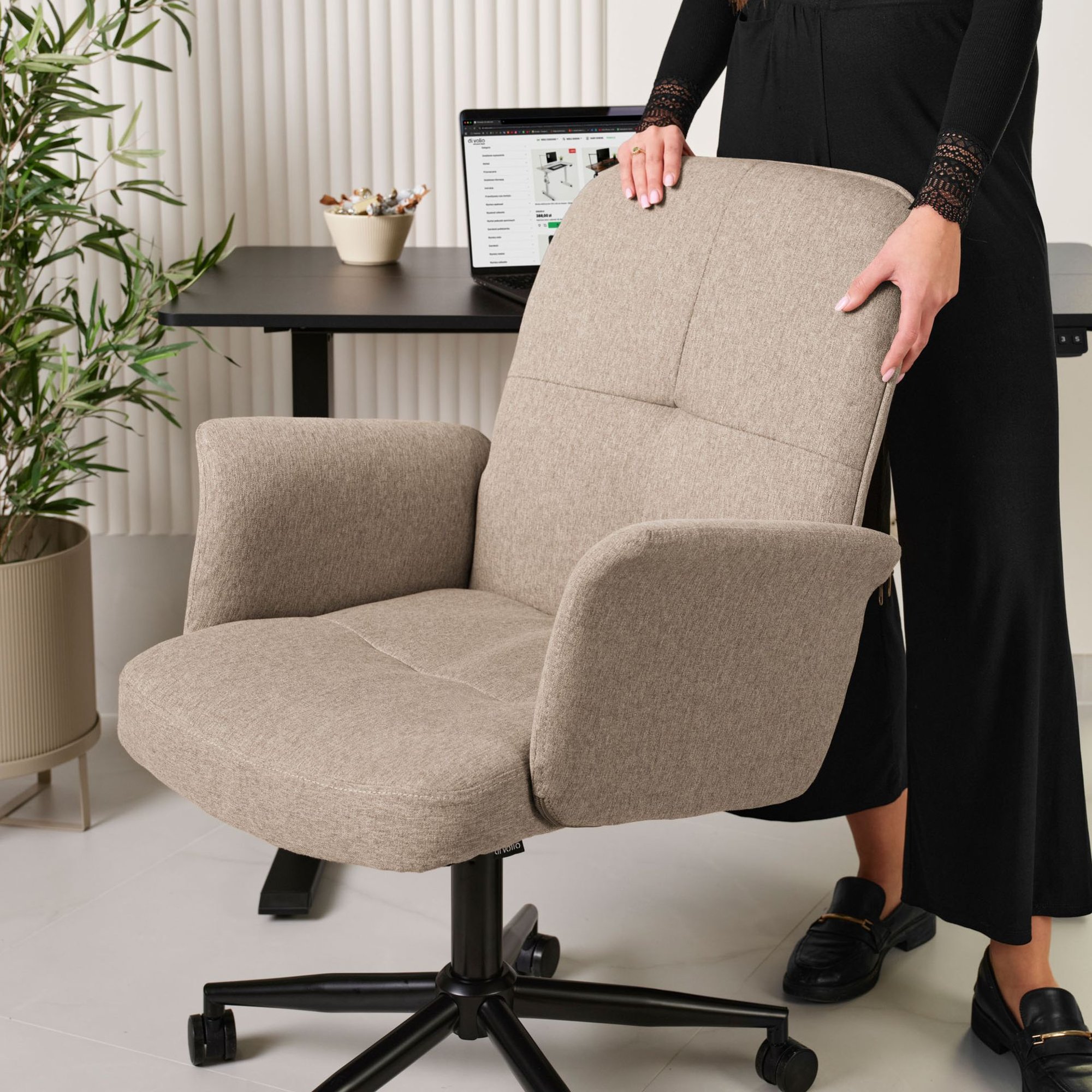 Látková kancelárska stolička Parmo stojí na kovovej základni v elegantnom matnom prevedení. 