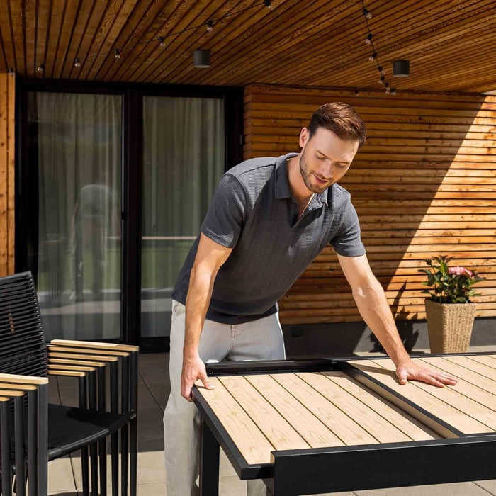 Základný rozmer stola Galipo je 135 × 90 cm, čo poskytuje pohodlné sedenie pre 6 osôb.