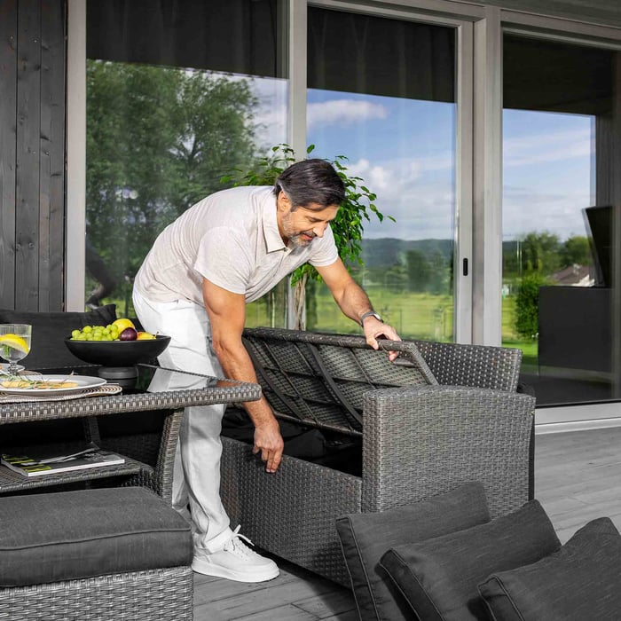 Sedacia súprava Rossano má zabudovaný box určený na uloženie vankúšov